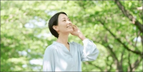 自然の多い場所を散歩する
