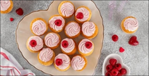 ハート型のお菓子を食べる