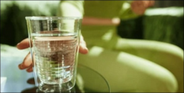 朝に白湯を飲みながら恋愛成就を願う