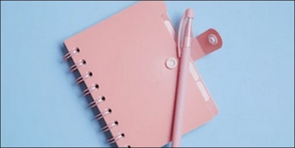 ピンク色のペンで願いを書く