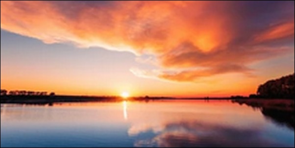 ピンク色の夕景写真