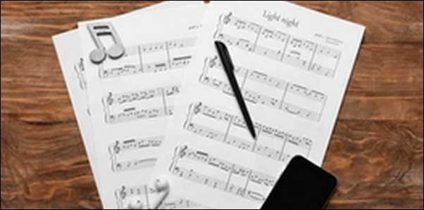夜にリラックスできる音楽を流す