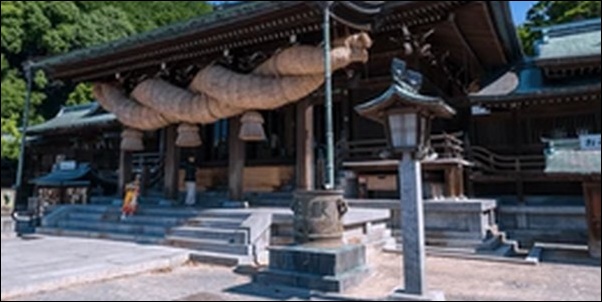 神社で恋愛成就のお参りをする