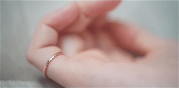 小指にピンキーリングをつける